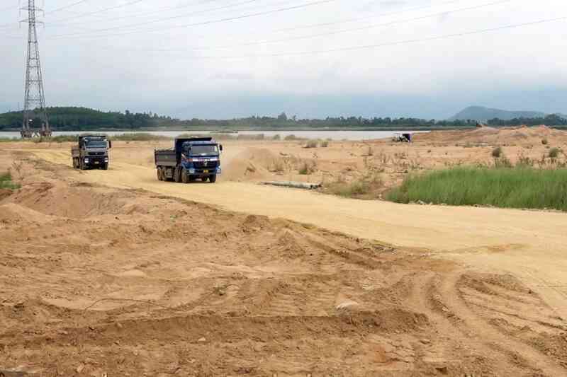Doanh nghiệp khai thác cát phục vụ cao tốc bị phạt 300 triệu đồng