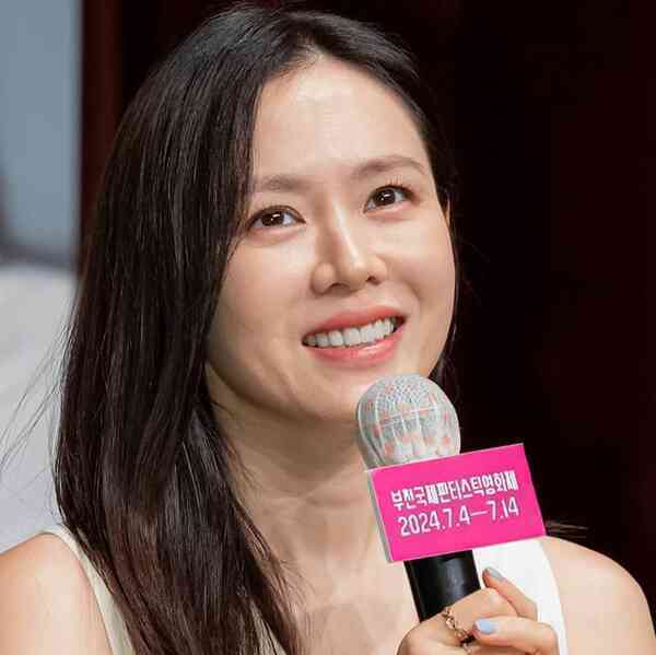 Son Ye Jin hé lộ cuộc sống hôn nhân màu hồng với Hyun Bin