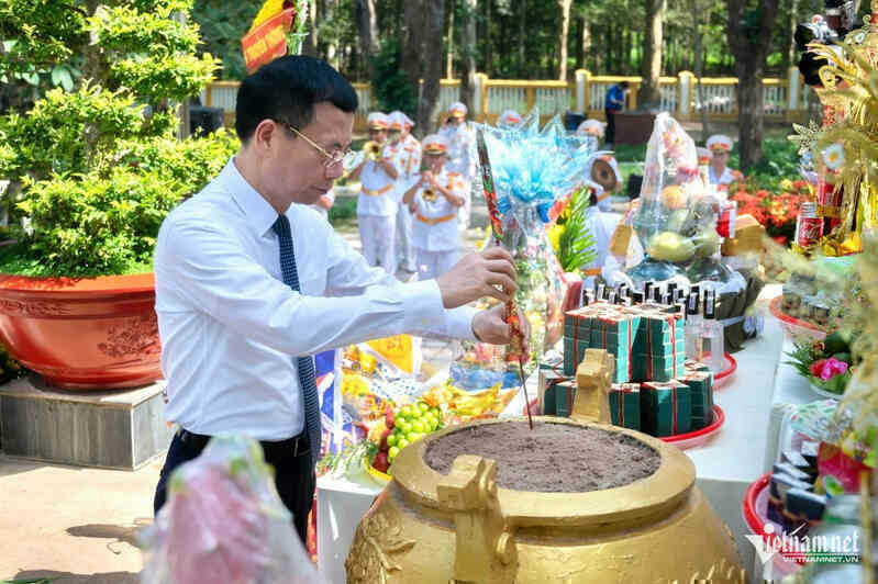 Bộ TT&TT dâng hương tưởng niệm các anh hùng liệt sỹ ngành TT&TT tại Tây Ninh