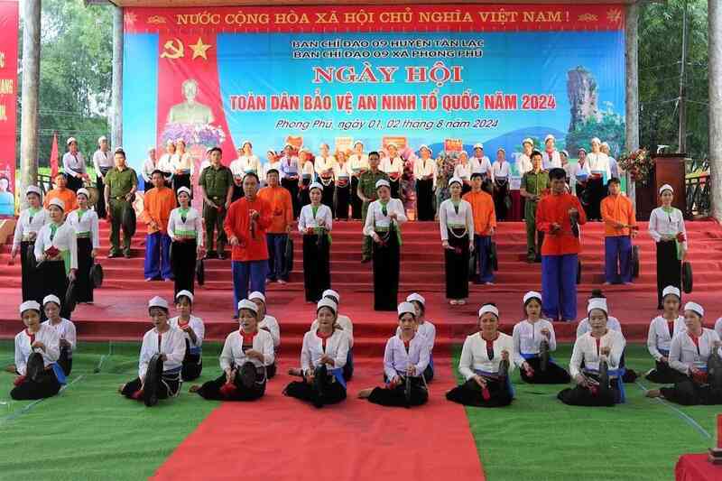 Bộ trưởng Công an dự ngày hội toàn dân bảo vệ an ninh tổ quốc ở Hòa Bình