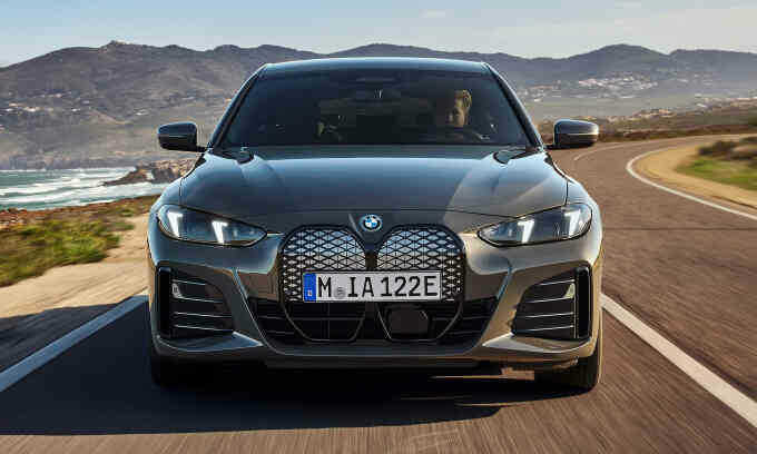 BMW lần đầu bán nhiều xe điện hơn Tesla