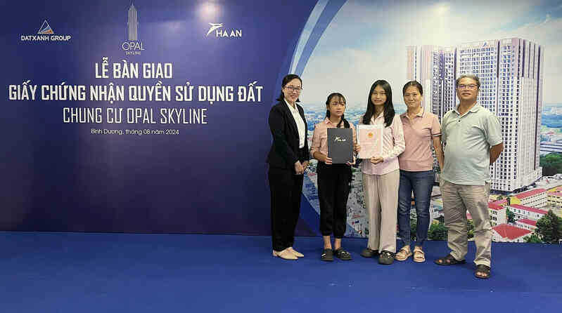 Opal Skyline bàn giao sổ hồng cho cư dân