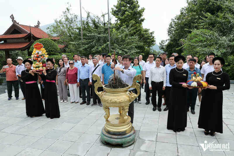 Đoàn công tác Bộ TT&TT dâng hương tại khu di tích lịch sử An toàn khu Định Hóa