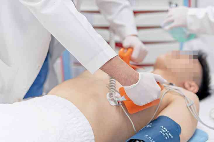 Đi cấp cứu trong đau đớn vì xem điện thoại khi đang sạc pin