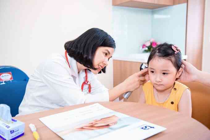 Có nên nhỏ nước muối sinh lý vào tai trẻ?