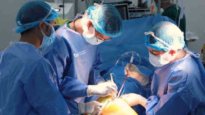 Thay khớp háng cho người bị hoại tử chỏm xương đùi nặng
