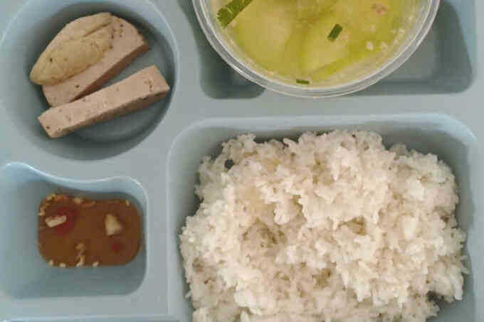 Giáo viên bật khóc trước Chủ tịch huyện vì bữa cơm `nghèo nàn`