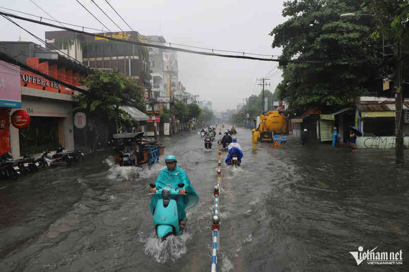 Mưa không ngừng từ sáng đến trưa, nhiều tuyến đường TPHCM ngập nặng