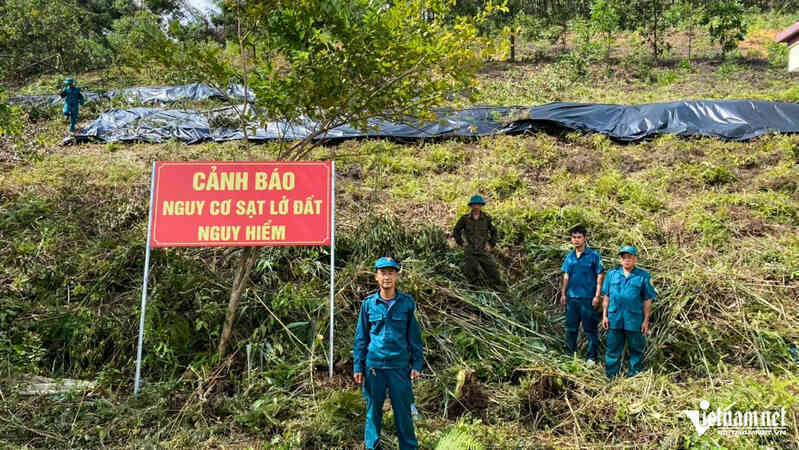 Xuất hiện vết nứt dài trên đồi, Bắc Giang di dời khẩn cấp 30 hộ dân