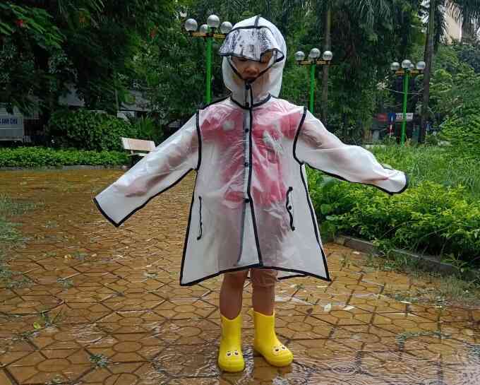 Cách phòng bệnh mùa mưa bão cho trẻ