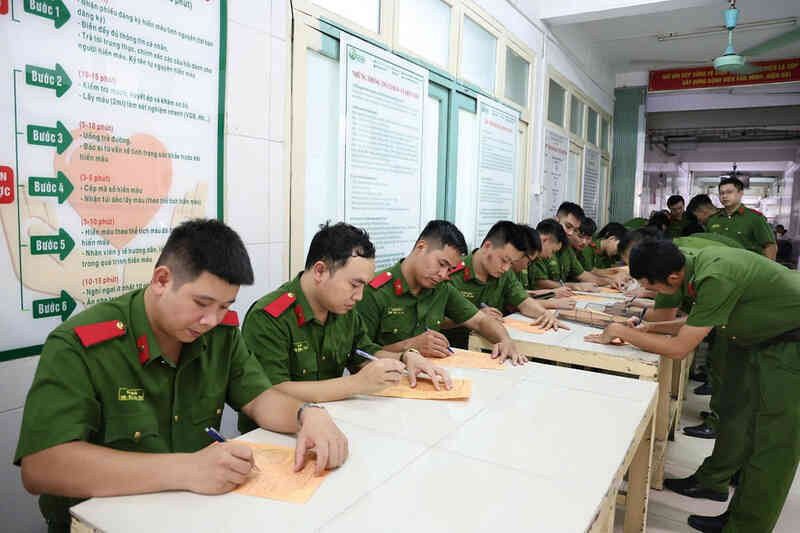 Gần 50 cán bộ chiến sĩ Công an Hà Nội hiến máu cứu nạn nhân ở Làng Nủ nguy kịch