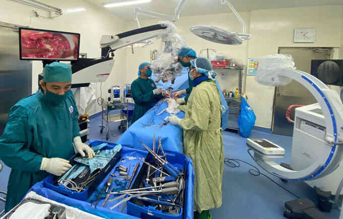 Tê yếu chân, ngã quỵ khi đang đứng do thoát vị đĩa đệm