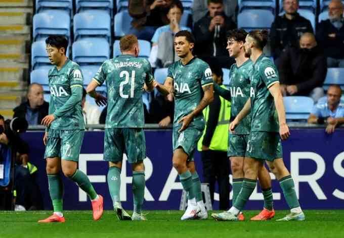 Tottenham hút chết ở Cup Liên đoàn