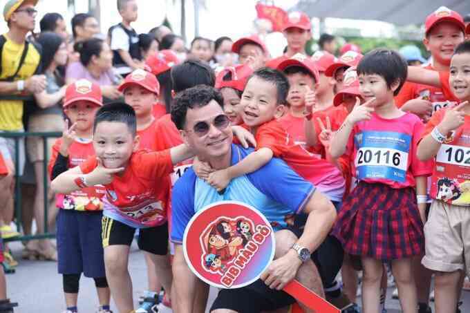 Xuân Bắc đồng hành runner Kun Marathon Hạ Long