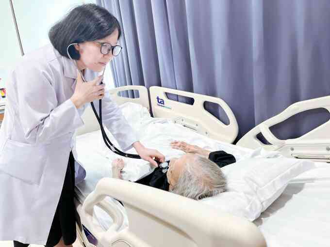 Chữa huyết khối trước khi phẫu thuật xương cụ bà 92 tuổi