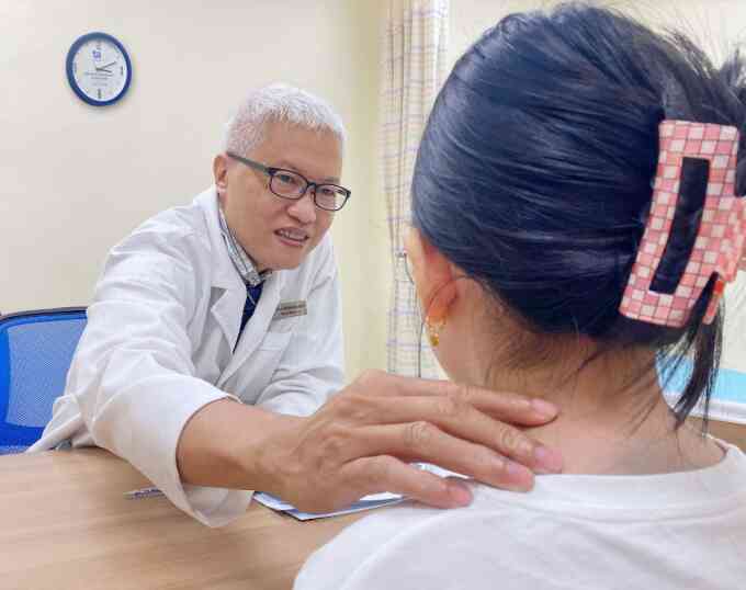 Bé gái 9 tuổi mắc ung thư tuyến giáp