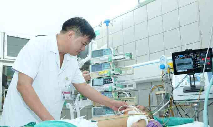 Sức khỏe bé gái Làng Nủ 