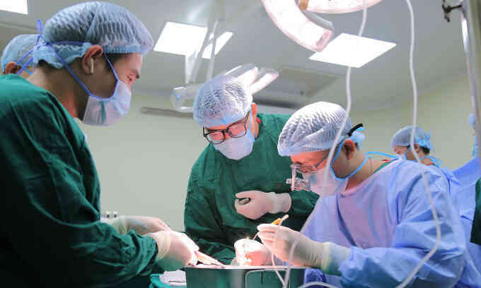 Cô gái 26 tuổi hồi sinh nhờ quả thận mẹ hiến