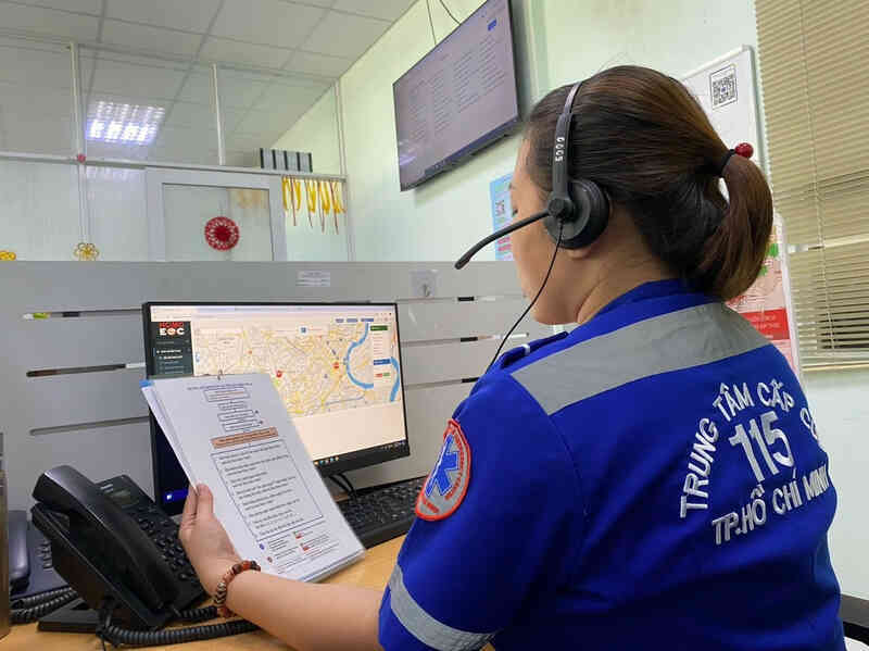 Nữ điều phối viên 115 trấn an du khách nước ngoài bị kẹt trong nhà vệ sinh
