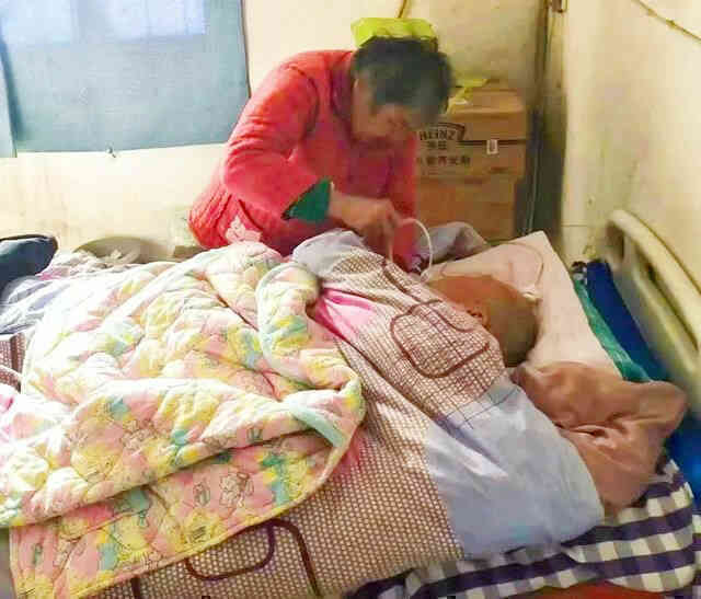 Vợ chăm sóc chồng sống thực vật suốt 20 năm, luôn tin rằng ông sẽ tỉnh lại