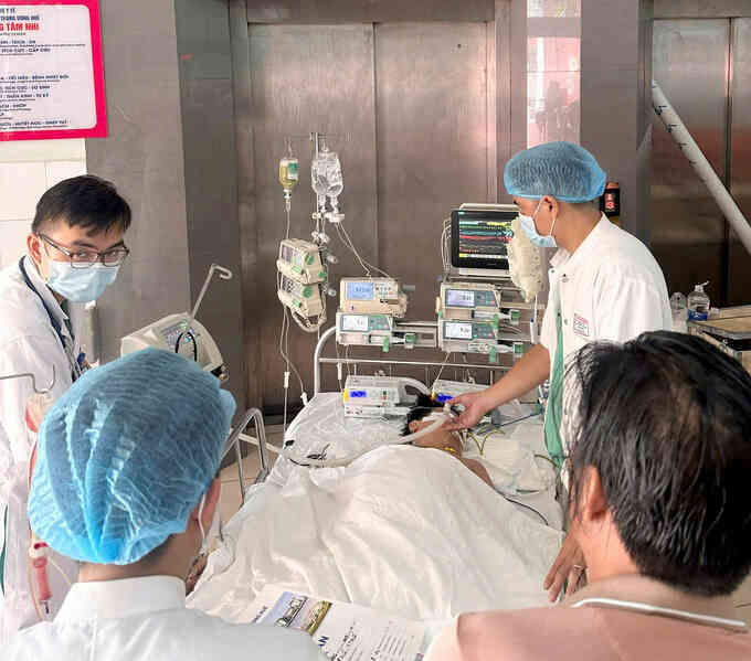 Bác sĩ chạy đua với thời gian, cấp cứu bệnh nhân 