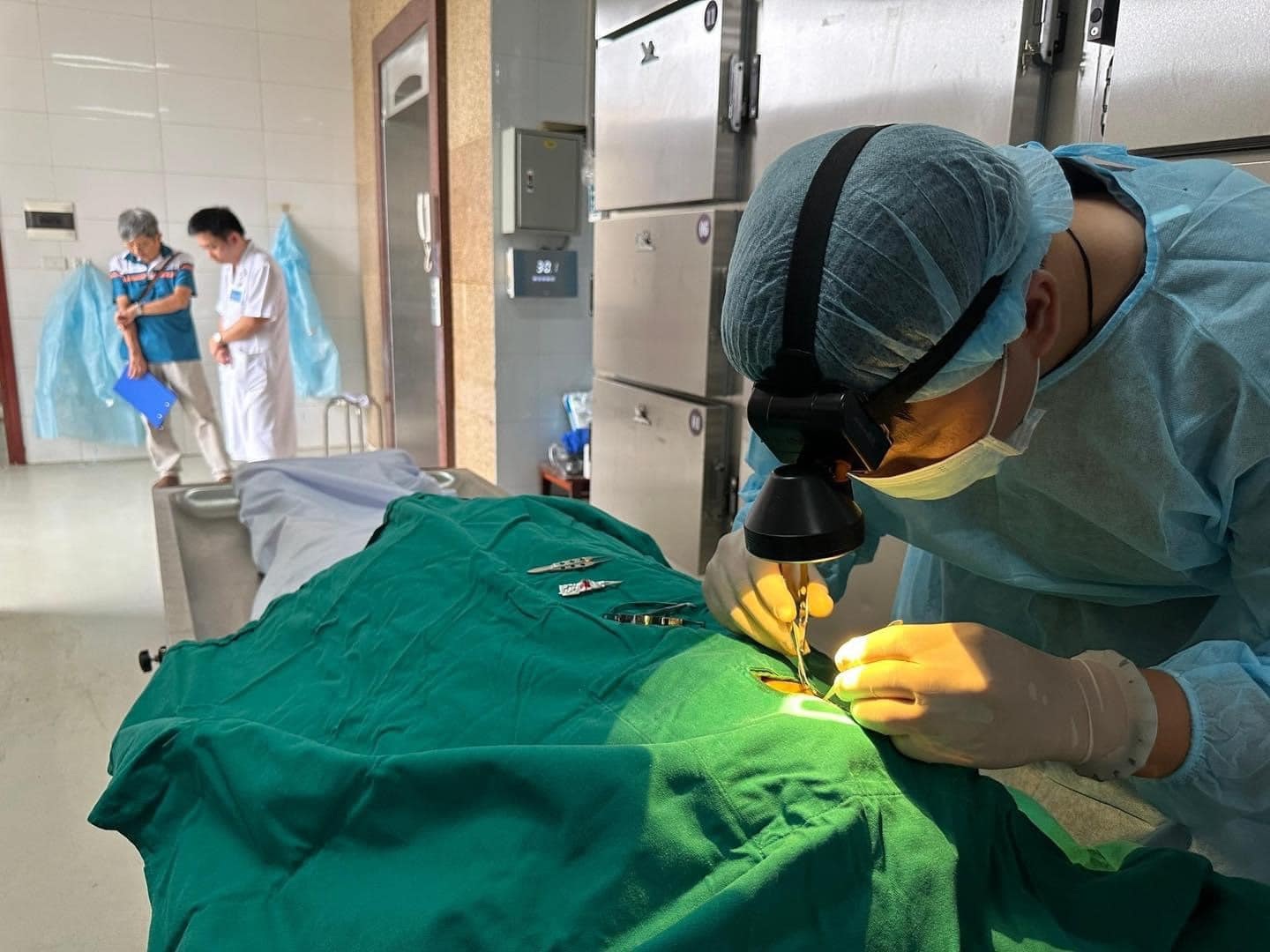 Vị bác sĩ bật khóc, ôm mẹ lần cuối khi hiến giác mạc của bà cho y học