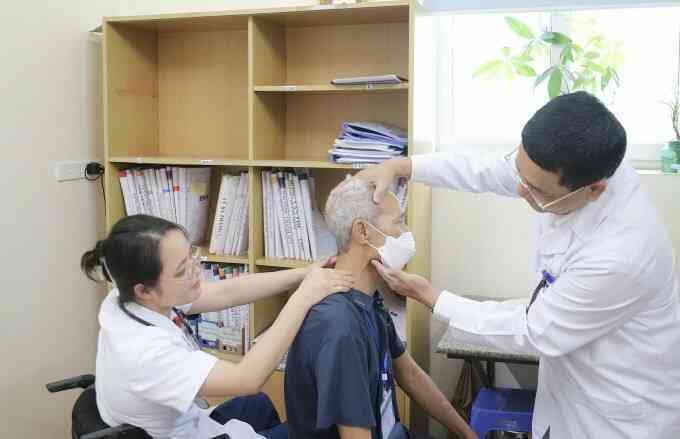 Bác sĩ bị tấm kính đổ vào người trở lại viện K làm việc