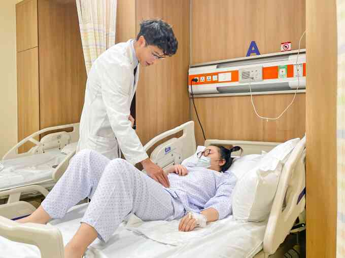 Bé gái bị áp xe ruột thừa