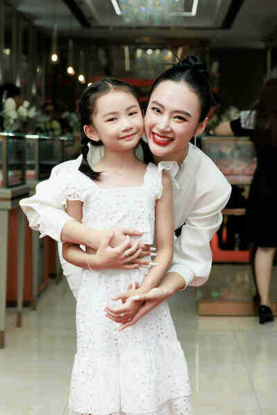 Angela Phương Trinh: Tôi độc thân 8 năm nay, chưa sinh con