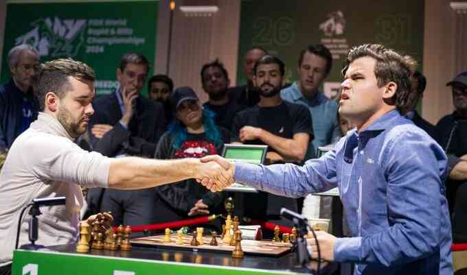 Carlsen chia sẻ chức vô địch cờ chớp thế giới với bạn thân