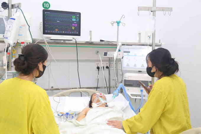 Hai cô gái vĩnh biệt người mẹ chết não hiến tạng ngày cuối năm