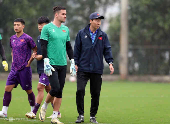 Vì sao HLV Kim Sang-sik để Nguyễn Filip dự bị ở ASEAN Cup?