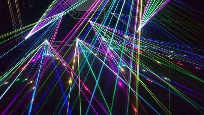 Đèn laser sân khấu gây hại thị lực thế nào