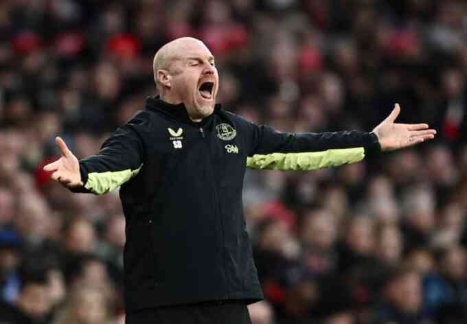 Everton sa thải HLV 3 giờ trước khi đá Cup FA