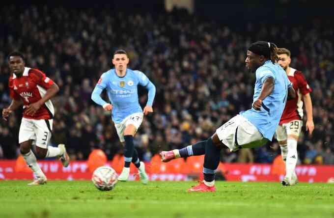 Man City thắng 8-0 trước đội của các cựu danh thủ Man Utd