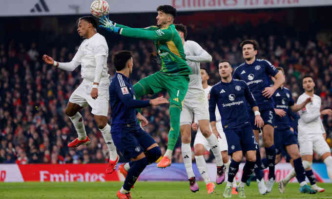 Chơi thiếu người, Man Utd loại Arsenal trên loạt đá luân lưu