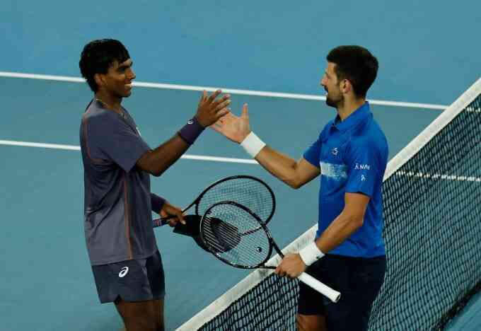 Djokovic thua set đầu ở Australia Mở rộng