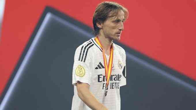 Modric khó chịu vì thua Barca chín bàn sau hai trận