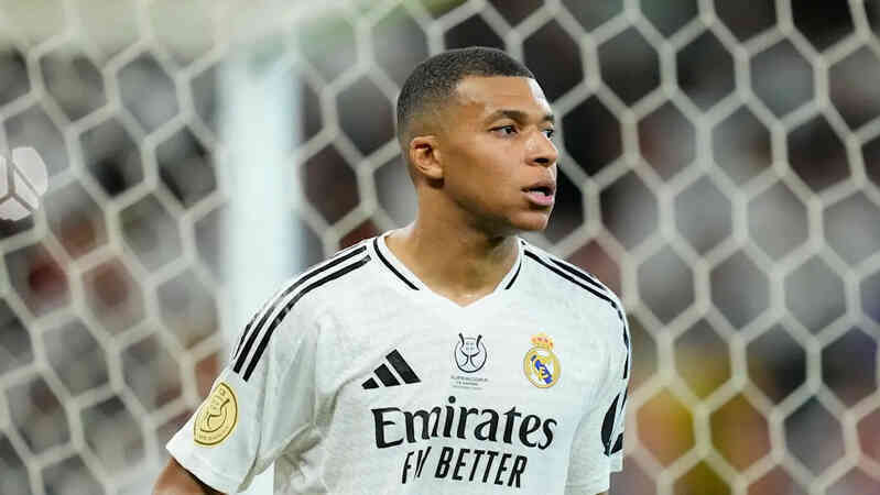 Real Madrid thua mất mặt Barca ở Siêu cúp, Ancelotti gọi tên Mbappe