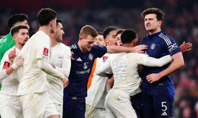 Thủ môn Arsenal bị chế giễu sau loạt luân lưu thua Man Utd