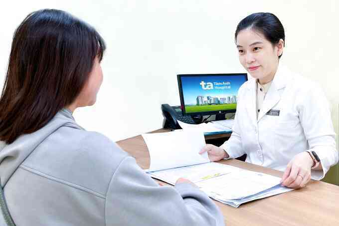 Nổi mụn, giãn mạch máu mặt do dùng kem trắng da cấp tốc