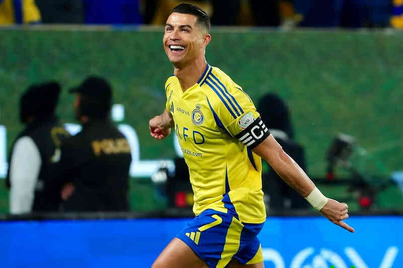 Ronaldo ký siêu hợp đồng với Al-Nassr, chờ bàn 1.000