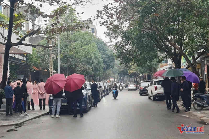 Dàn vệ sĩ dùng ô che chắn trong lễ ăn hỏi của á hậu Phương Nhi