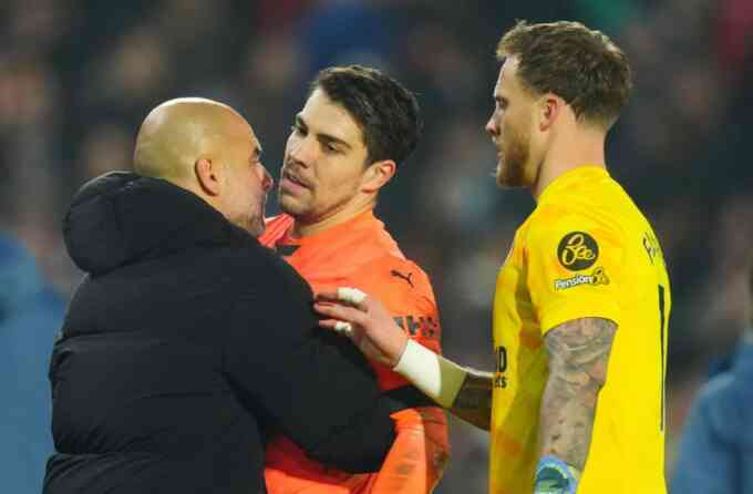 Guardiola vào sân mắng hai cầu thủ Man City