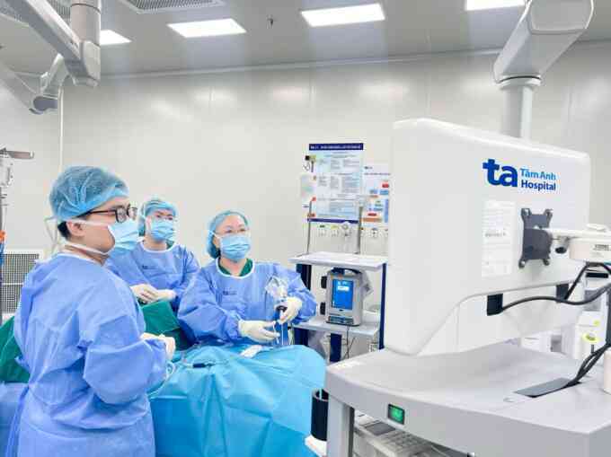 Polyp lớn trong hốc mũi chèn ép đường thở bé gái