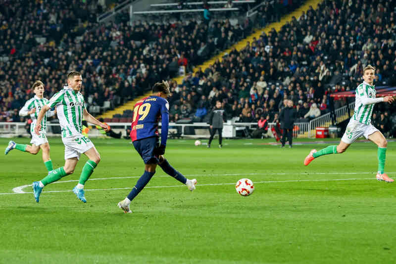 Lamine Yamal: Sự pha trộn giữa Messi và Ronaldinho