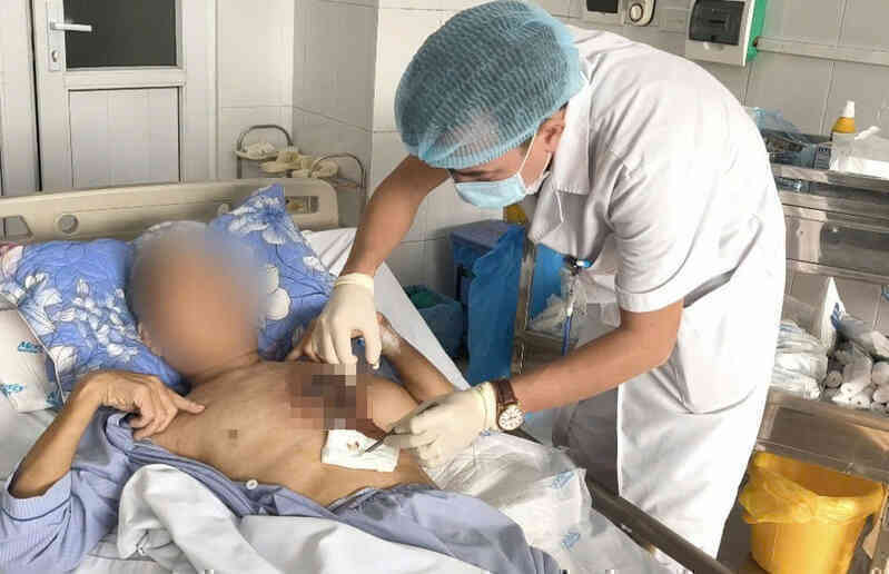 Người đàn ông cấp cứu trong tình trạng đau đớn sau buổi dọn nghĩa trang cuối năm