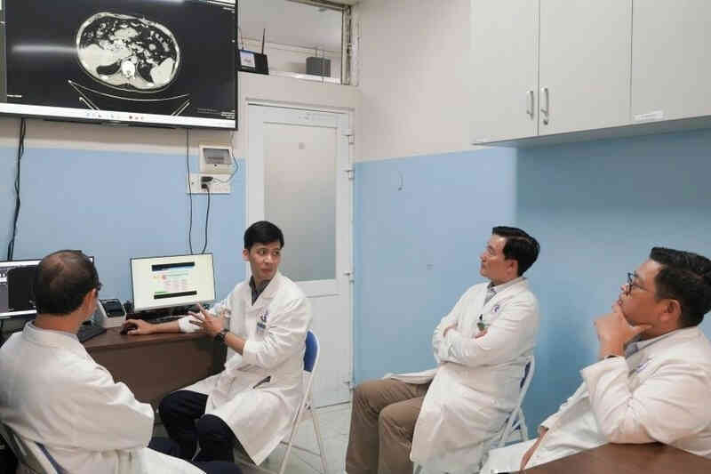 Nổ bình gas khi đi ăn lẩu, 9 giáo viên và học sinh bị thương
