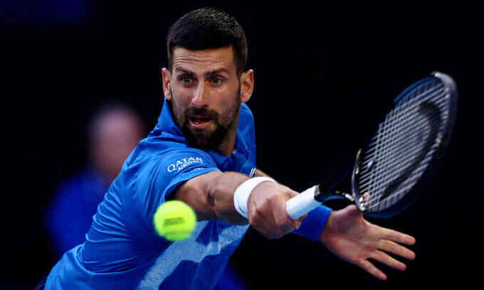 Djokovic thắng nhanh dù phải uống thuốc giữa trận