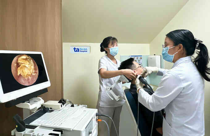 Ráy tích tụ khiến ống tai nhiễm nấm